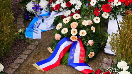 Kränze am Gedenkstein auf dem Ehrenfriedhof zum 78. Jahrestag des Massakers von Gardelegen