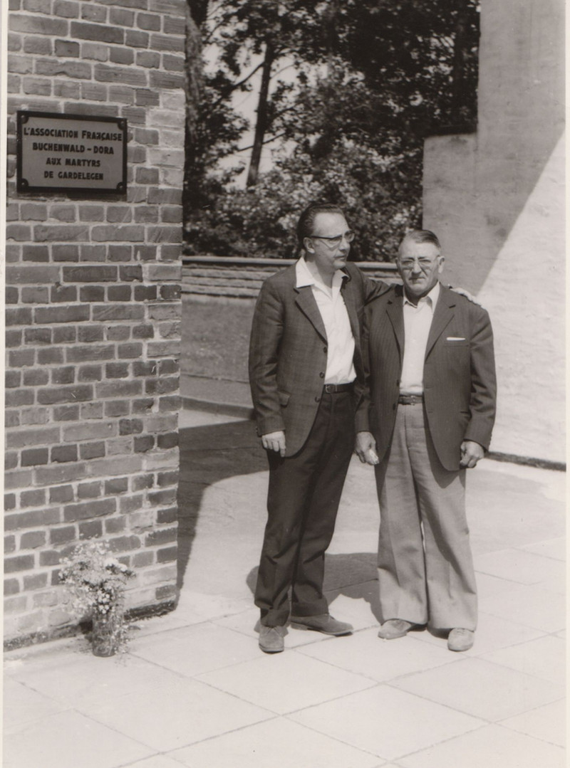 Zwei Überlebende: Aimé Bonifas (links) und Amaro Castellvi bei einem Besuch der Gedenkstätte Gardelegen im Jahr 1975