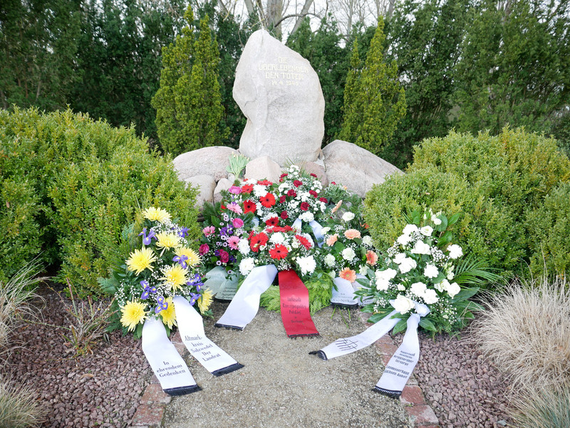 Gedenkstein auf dem Ehrenfriedhof, 13. April 2021