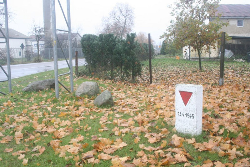 Gedenkstein in Gardelegen zur Erinnerung an die Todesmärsche und an das Massaker in der Isenschnibber Feldscheune
